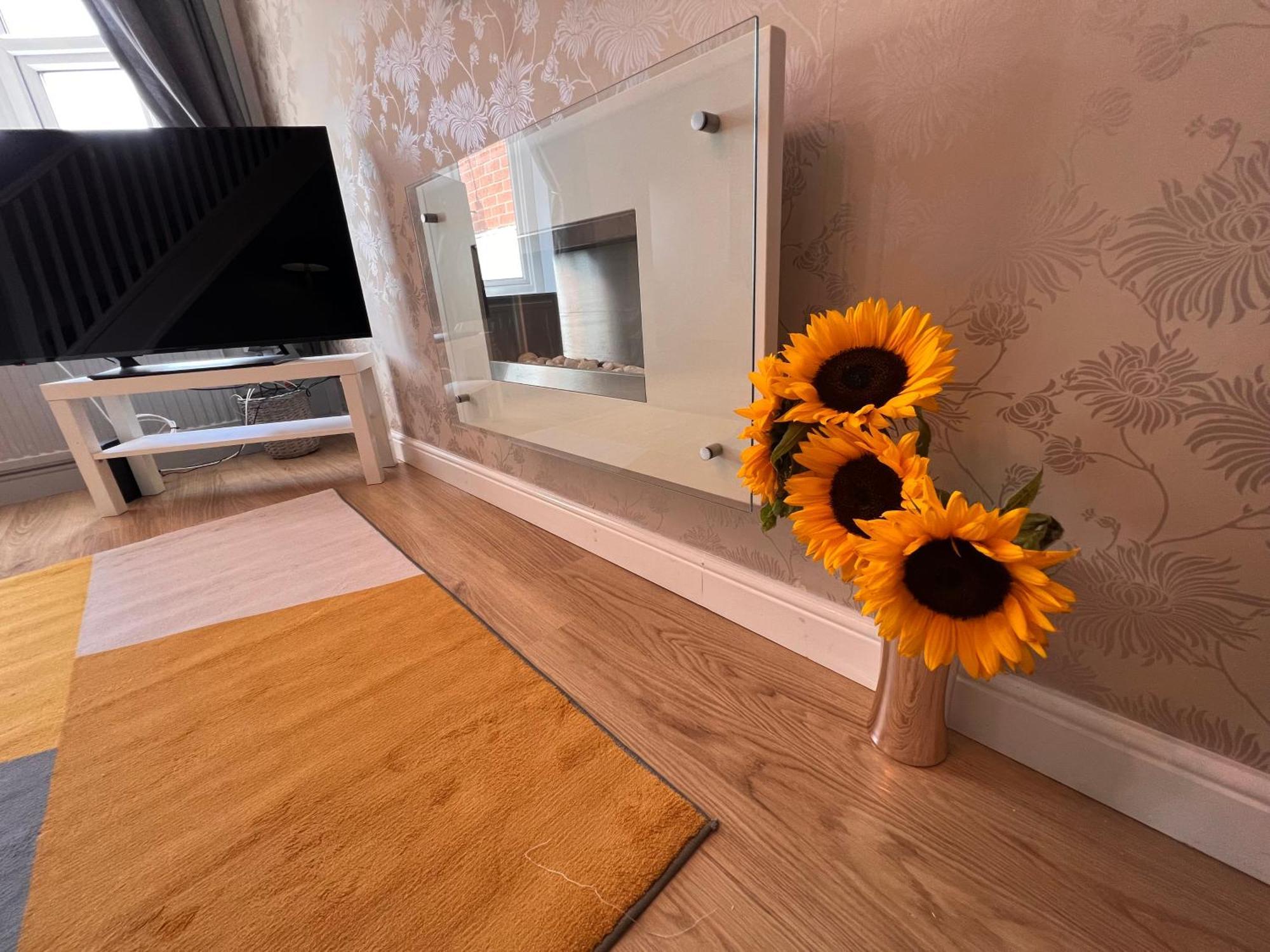 Contractors Or Family House - M1 Nottingham - Ikea Retail Park - Catkin Drive - 2 Bed Home With Driveway, Private Garden, Sleeps 4 - Tv'S In All Rooms Giltbrook Exterior photo