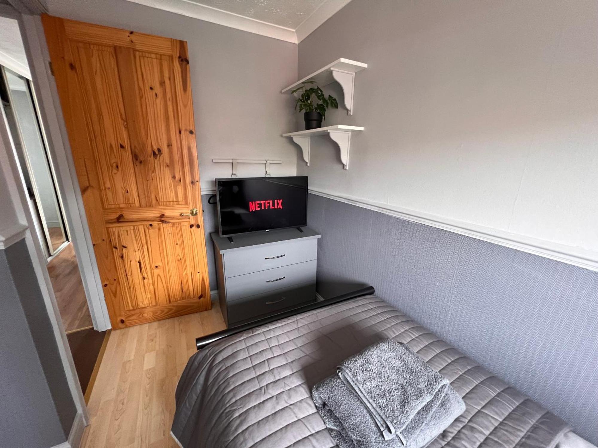 Contractors Or Family House - M1 Nottingham - Ikea Retail Park - Catkin Drive - 2 Bed Home With Driveway, Private Garden, Sleeps 4 - Tv'S In All Rooms Giltbrook Exterior photo